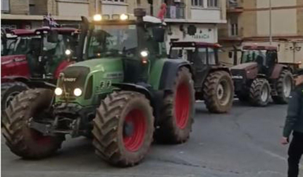 Vídeo de los tractores por la rotonda de acceso a Estella desde el polígono de Merkatondoa