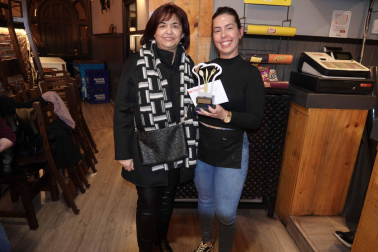 La edil Belén Cerdán entrega su premio a Yuli Pino, del bar-restaurante El Burgalés.