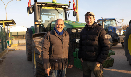 David Urdániz Ruiz y su hijo, Adrián, en la movilización de Ribaforada./