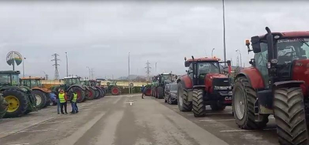 Decenas de tractores aparcan en E. Leclerc