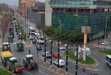 Los tractores cruzan el centro de Pamplona por la avenida Conde Oliveto
