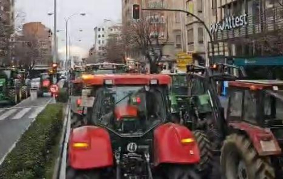 Los tractores que vienen de Estella, en el centro de Pamplona