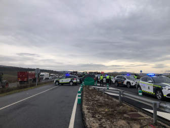 Vídeo: La Guardia Civil bloquea el acceso de la tractora desde Estella en Zizur