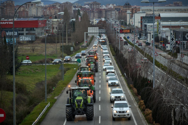 Los tractores abandonan Pamplona por la salida sur. / Miguel Osés