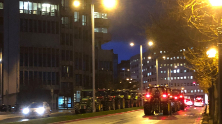 Tractores en la avenida del Ejército