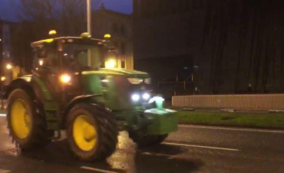 Los tractores circulan por la avenida del Ejército este viernes por la mañana