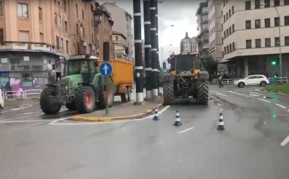 Hilera de tractores desde la avenida del Ejército hasta Conde Oliveto