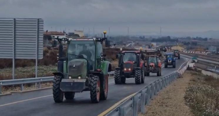 Vídeo de la columna de tractores que circula entre Cortes y Mallen a marcha lenta