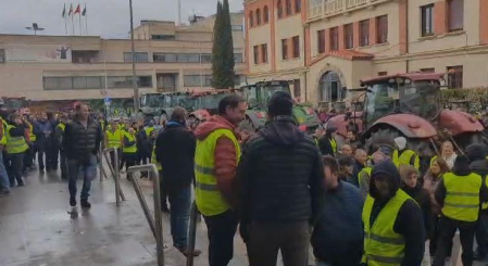 Los agricultores empiezan a perder la paciencia y hacen tocar las bocinas y silbatos