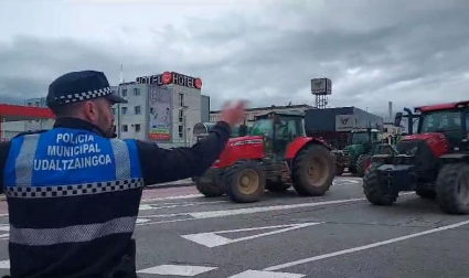 Después de permanecer parados como protesta por un control de alcoholemia de la Guardia Civil, los tractores se han puesto en marcha y abandonan la capital navarra