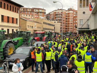Agricultores con sus vehículos, en el exterior del Departamento de Desarrollo Rural y Medio Ambiente, este viernes, 9 de febrero.
