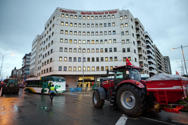 Fotos de la cuarta jornada de protestas de los agricultores navarros en el centro de Pamplona.