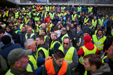 Decenas de agricultores, en el exterior de la sede del departamento de Desarrollo Rural y Medio Ambiente, durante la reunión de sus representantes con el Gobierno de Navarra.
