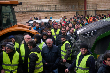 Decenas de agricultores, en el exterior de la sede del departamento de Desarrollo Rural y Medio Ambiente, durante la reunión de sus representantes con el Gobierno de Navarra.
