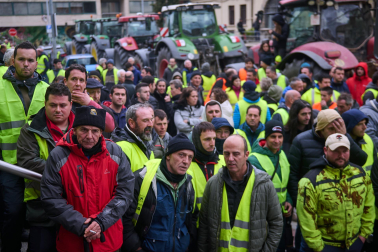 Decenas de agricultores, en el exterior de la sede del departamento de Desarrollo Rural y Medio Ambiente, durante la reunión de sus representantes con el Gobierno de Navarra.