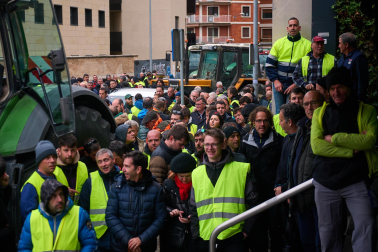 Decenas de agricultores, en el exterior de la sede del departamento de Desarrollo Rural y Medio Ambiente, durante la reunión de sus representantes con el Gobierno de Navarra.