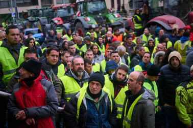 Decenas de agricultores, en el exterior de la sede del departamento de Desarrollo Rural y Medio Ambiente, durante la reunión de sus representantes con el Gobierno de Navarra.