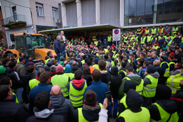 Decenas de agricultores, en el exterior de la sede del departamento de Desarrollo Rural y Medio Ambiente, durante la reunión de sus representantes con el Gobierno de Navarra.