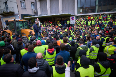 Decenas de agricultores, en el exterior de la sede del departamento de Desarrollo Rural y Medio Ambiente, durante la reunión de sus representantes con el Gobierno de Navarra.