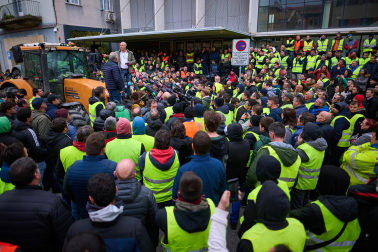 Decenas de agricultores, en el exterior de la sede del departamento de Desarrollo Rural y Medio Ambiente, durante la reunión de sus representantes con el Gobierno de Navarra.