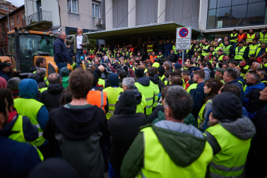 Decenas de agricultores, en el exterior de la sede del departamento de Desarrollo Rural y Medio Ambiente, durante la reunión de sus representantes con el Gobierno de Navarra.
