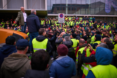Decenas de agricultores, en el exterior de la sede del departamento de Desarrollo Rural y Medio Ambiente, durante la reunión de sus representantes con el Gobierno de Navarra.