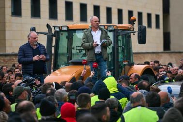 Decenas de agricultores, en el exterior de la sede del departamento de Desarrollo Rural y Medio Ambiente, durante la reunión de sus representantes con el Gobierno de Navarra.