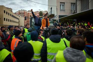Decenas de agricultores, en el exterior de la sede del departamento de Desarrollo Rural y Medio Ambiente, durante la reunión de sus representantes con el Gobierno de Navarra.