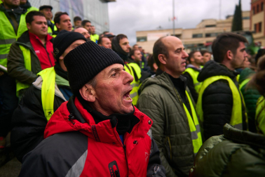 Decenas de agricultores, en el exterior de la sede del departamento de Desarrollo Rural y Medio Ambiente, durante la reunión de sus representantes con el Gobierno de Navarra.