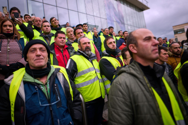 Decenas de agricultores, en el exterior de la sede del departamento de Desarrollo Rural y Medio Ambiente, durante la reunión de sus representantes con el Gobierno de Navarra.
