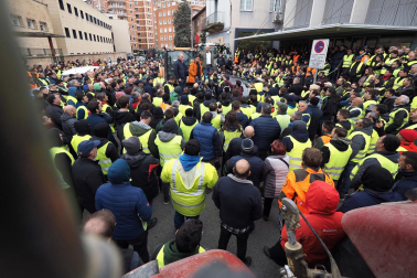 Decenas de agricultores, en el exterior de la sede del departamento de Desarrollo Rural y Medio Ambiente, este viernes, en la cuarta jornada de movilizaciones.