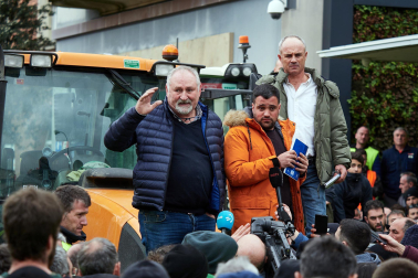 Decenas de agricultores, en el exterior de la sede del departamento de Desarrollo Rural y Medio Ambiente, este viernes, en la cuarta jornada de movilizaciones.