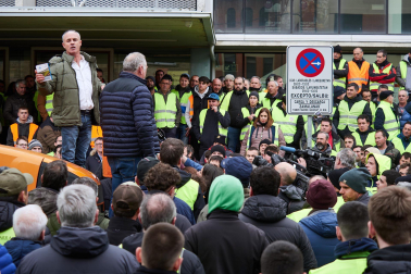 Decenas de agricultores, en el exterior de la sede del departamento de Desarrollo Rural y Medio Ambiente, este viernes, en la cuarta jornada de movilizaciones.
