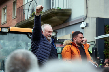 Decenas de agricultores, en el exterior de la sede del departamento de Desarrollo Rural y Medio Ambiente, este viernes, en la cuarta jornada de movilizaciones.