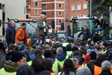 Decenas de agricultores, en el exterior de la sede del departamento de Desarrollo Rural y Medio Ambiente, este viernes, en la cuarta jornada de movilizaciones.
