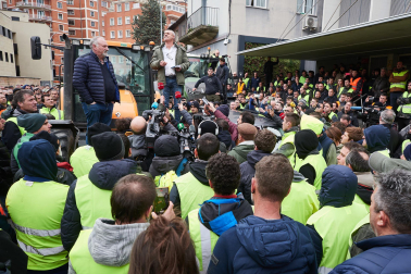 Decenas de agricultores, en el exterior de la sede del departamento de Desarrollo Rural y Medio Ambiente, este viernes, en la cuarta jornada de movilizaciones.