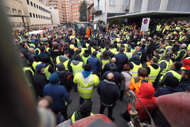 Decenas de agricultores, en el exterior de la sede del departamento de Desarrollo Rural y Medio Ambiente, este viernes, en la cuarta jornada de movilizaciones.