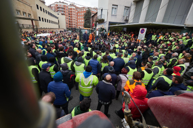 Decenas de agricultores, en el exterior de la sede del departamento de Desarrollo Rural y Medio Ambiente, este viernes, en la cuarta jornada de movilizaciones.