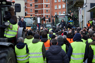 Decenas de agricultores, en el exterior de la sede del departamento de Desarrollo Rural y Medio Ambiente, este viernes, en la cuarta jornada de movilizaciones.
