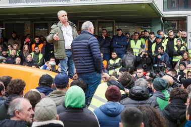 Decenas de agricultores, en el exterior de la sede del departamento de Desarrollo Rural y Medio Ambiente, este viernes, en la cuarta jornada de movilizaciones.