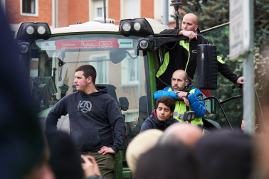 Decenas de agricultores, en el exterior de la sede del departamento de Desarrollo Rural y Medio Ambiente, este viernes, en la cuarta jornada de movilizaciones.
