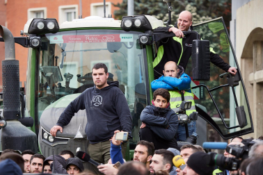 Decenas de agricultores, en el exterior de la sede del departamento de Desarrollo Rural y Medio Ambiente, este viernes, en la cuarta jornada de movilizaciones.