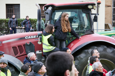 Decenas de agricultores, en el exterior de la sede del departamento de Desarrollo Rural y Medio Ambiente, este viernes, en la cuarta jornada de movilizaciones.
