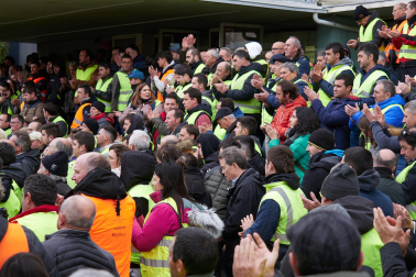 Decenas de agricultores, en el exterior de la sede del departamento de Desarrollo Rural y Medio Ambiente, este viernes, en la cuarta jornada de movilizaciones.
