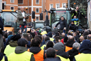 Decenas de agricultores, en el exterior de la sede del departamento de Desarrollo Rural y Medio Ambiente, este viernes, en la cuarta jornada de movilizaciones.