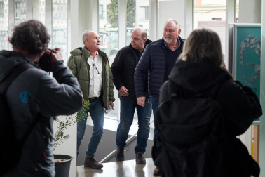 Decenas de agricultores, en el exterior de la sede del departamento de Desarrollo Rural y Medio Ambiente, este viernes, en la cuarta jornada de movilizaciones.
