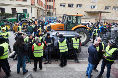 Decenas de agricultores, en el exterior de la sede del departamento de Desarrollo Rural y Medio Ambiente, este viernes, en la cuarta jornada de movilizaciones.