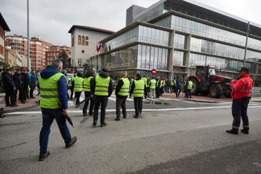 Decenas de agricultores, en el exterior de la sede del departamento de Desarrollo Rural y Medio Ambiente, este viernes, en la cuarta jornada de movilizaciones.