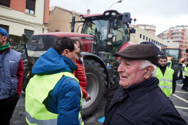 Decenas de agricultores, en el exterior de la sede del departamento de Desarrollo Rural y Medio Ambiente, este viernes, en la cuarta jornada de movilizaciones.