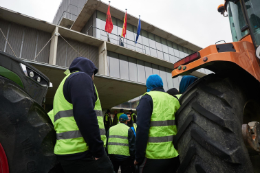 Decenas de agricultores, en el exterior de la sede del departamento de Desarrollo Rural y Medio Ambiente, este viernes, en la cuarta jornada de movilizaciones.